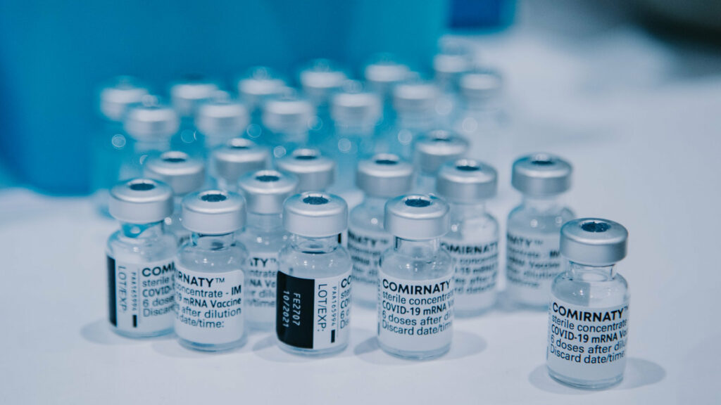 Flacons de vaccins contre le covid. // Source : Unsplash/Mat Napo (photo recadrée)