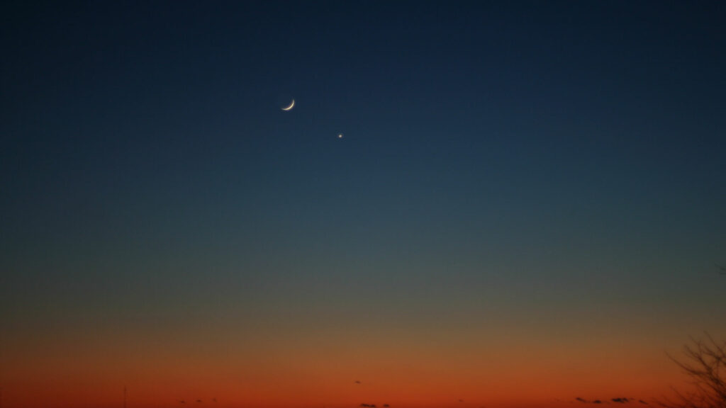 La Lune et Vénus en conjonction. // Source : Flickr/CC/Steven Isaacson (photo recadrée)