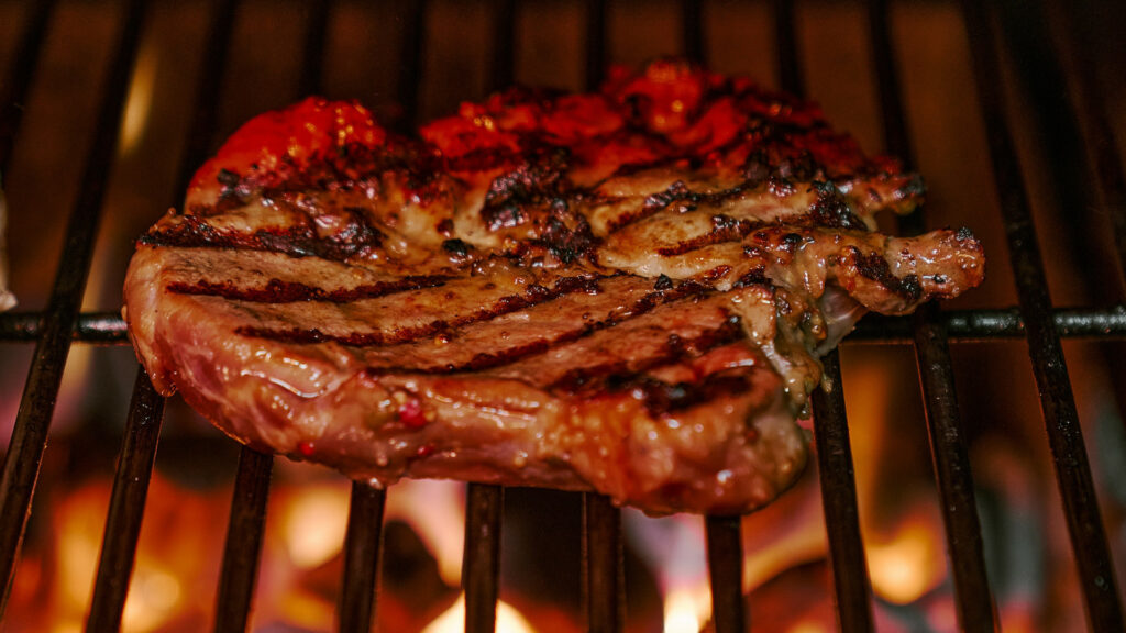 La réaction de Maillard est à l’origine du goût caractéristique de la viande cuite. // Source : Pexels/Алекке Блажин (photo recadrée)