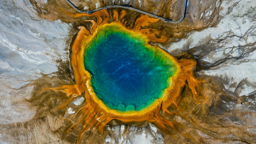Les sources chaudes de Yellowstone hébergent des microbes dont l’activité biologique génère des produits chimiques. // Source : Unplash/CC/Dan Meyers (photo recadrée)