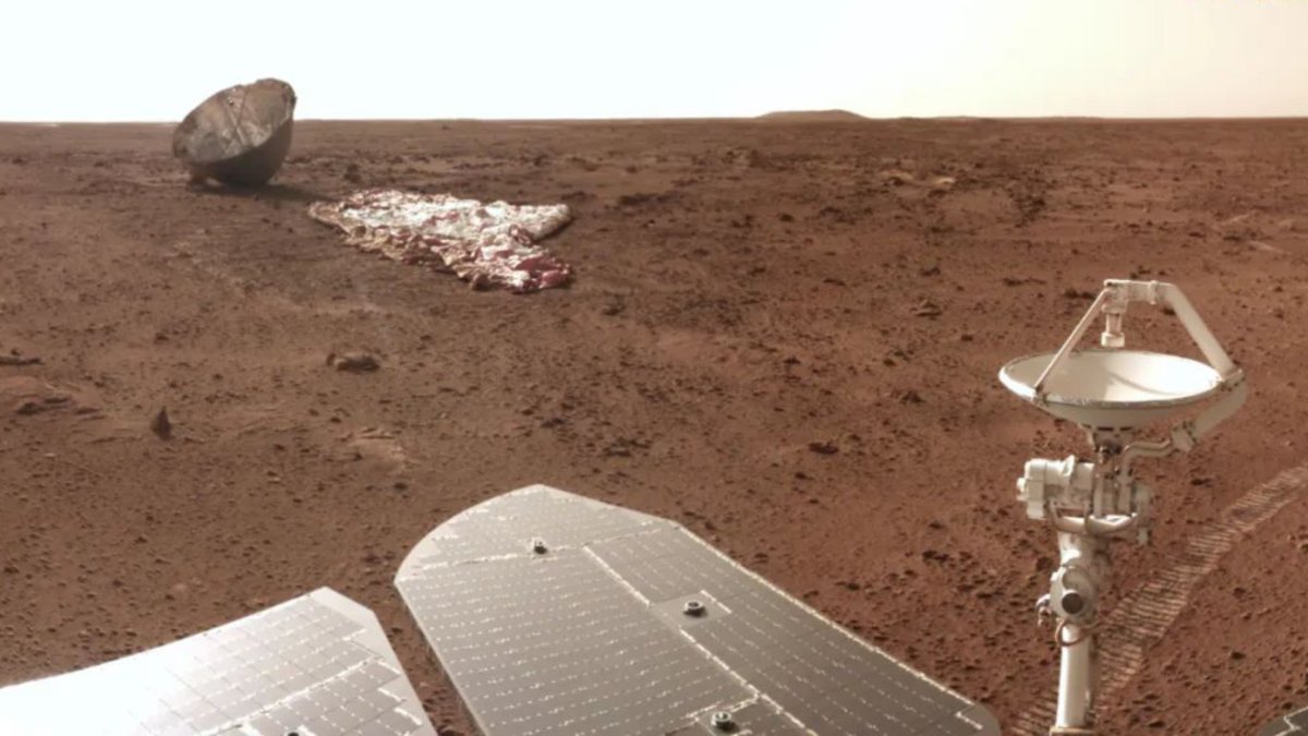 Zhurong a retrouvé son parachute sur Mars. // Source : CNSA