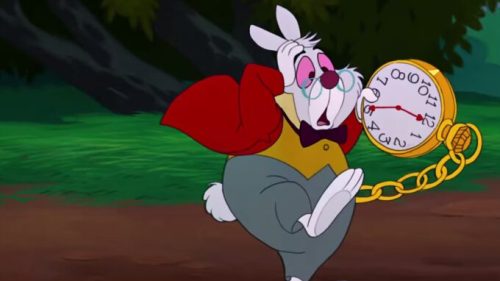 La lapin courre avec son horloge. // Source : Disney FR