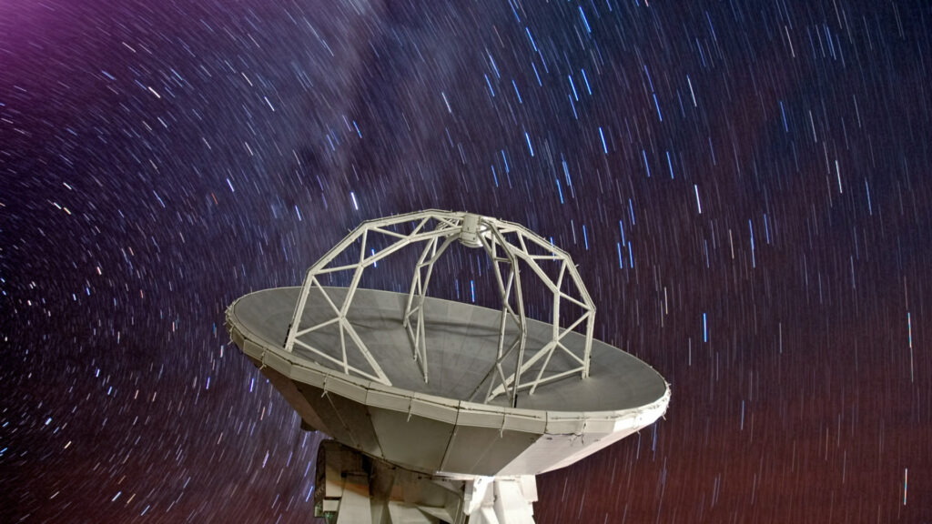 Pluie d'étoiles au-dessus d'une antenne d'ALMA. // Source : K. Ashitagawa (NAOJ), ESO (photo recadrée)