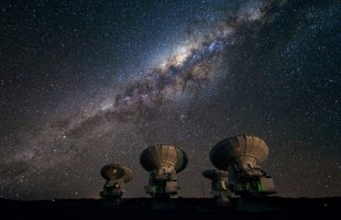 Quatre antennes d'ALMA. // Source : ESO/José Francisco Salgado (photo recadrée et modifiée)
