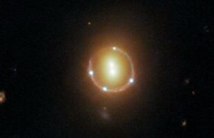 Anneau d'Einstein généré par la lumière du quasar 2M1310-1714 croisant la route de deux galaxies massives. // Source : ESA