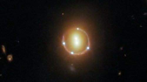 Anneau d'Einstein généré par la lumière du quasar 2M1310-1714 croisant la route de deux galaxies massives. // Source : ESA