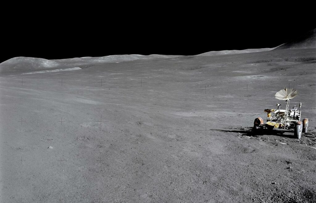 Image remasterisée de la mission Apollo 15. À droite, c'est le rover. // Source : NASA / JSC / ASU / ANDY SAUNDERS