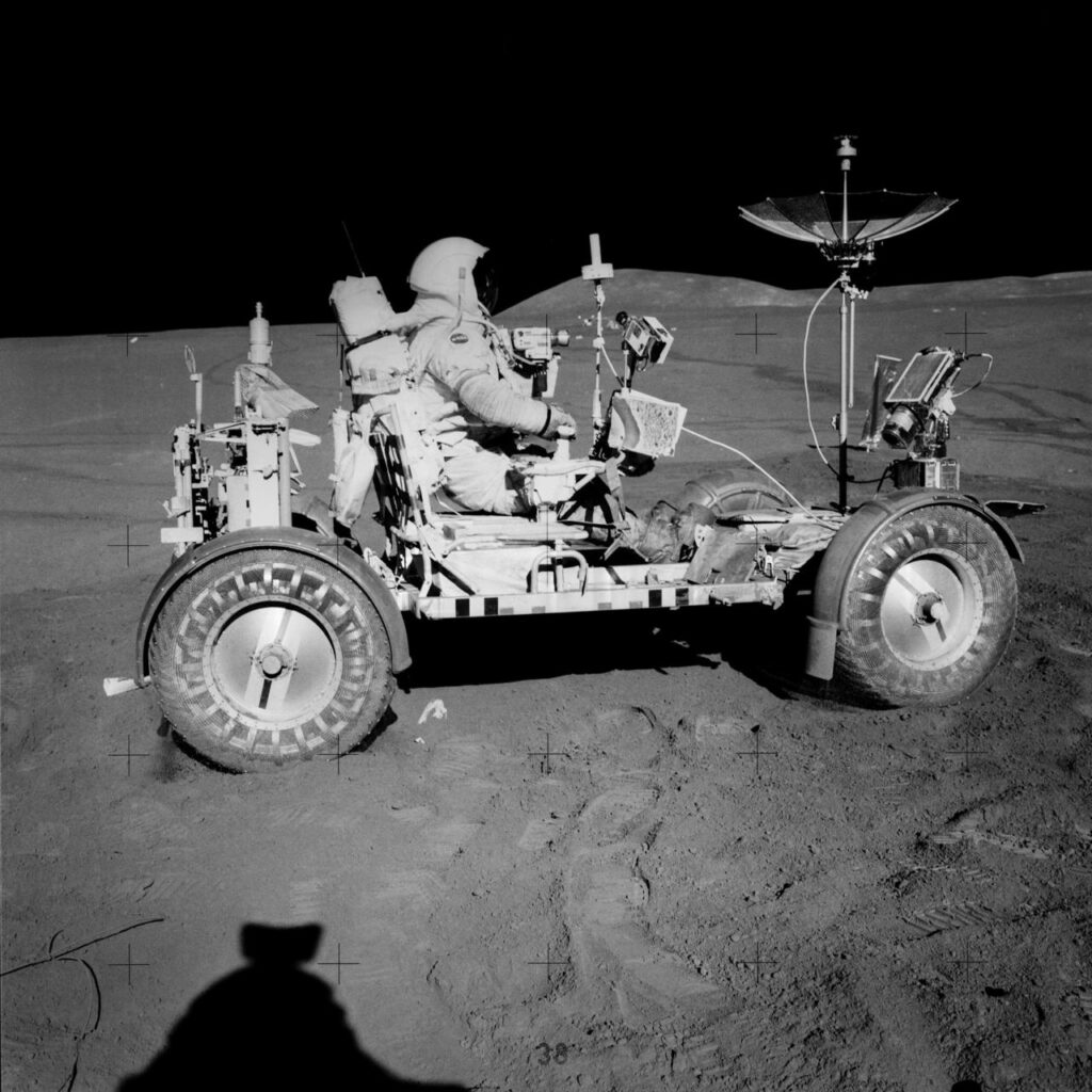 David Scott sur le rover lunaire durant Apollo 15. Image remasterisée. // Source : NASA / JSC / ASU / ANDY SAUNDERS