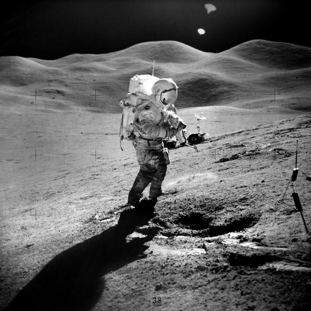 Collecte d'échantillon sur la Lune. Image remasterisée d'Apollo 15. // Source : NASA / JSC / ASU / ANDY SAUNDERS