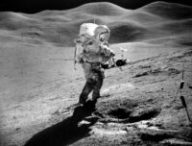 Collecte d'échantillon sur la Lune. Image remasterisée d'Apollo 15. // Source : NASA / JSC / ASU / ANDY SAUNDERS