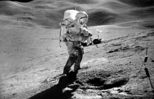 Collecte d'échantillon sur la Lune. Image remasterisée d'Apollo 15. // Source : NASA / JSC / ASU / ANDY SAUNDERS