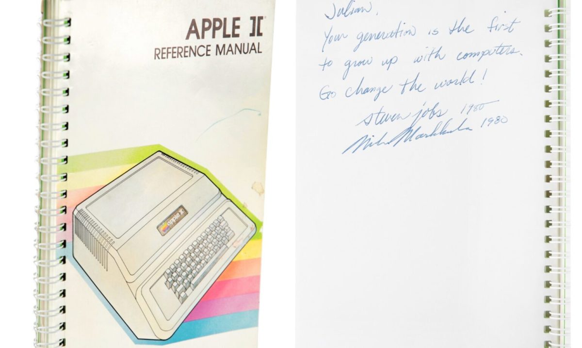 Manuel Apple II signé par Steve Jobs // Source : RR Auction