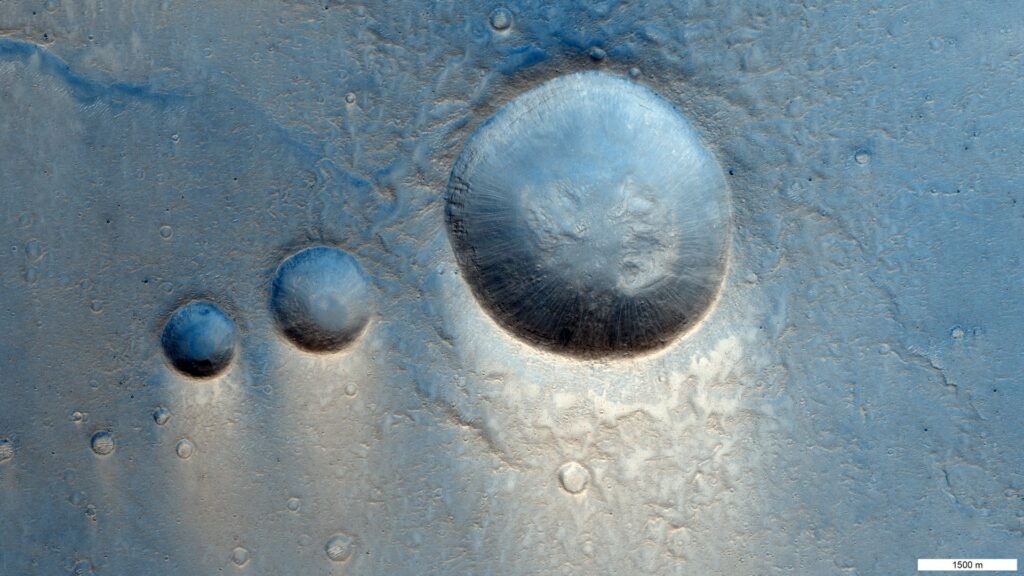 Les trois cratères situés dans la région  Lunae Planum. // Source : ESA/Roscosmos/CaSSIS