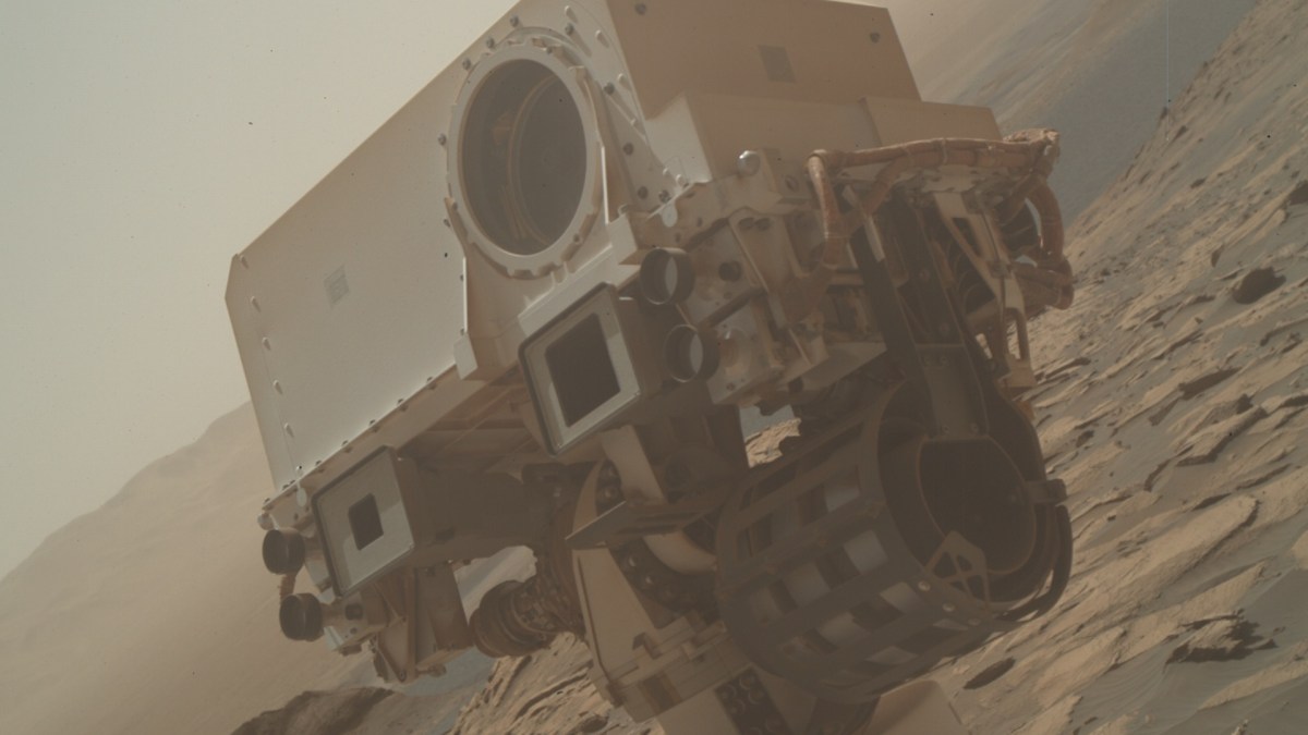 Le selfie en lumière naturelle de Curiosity. // Source : NASA/JPL-Caltech/MSSS (photo recadrée)