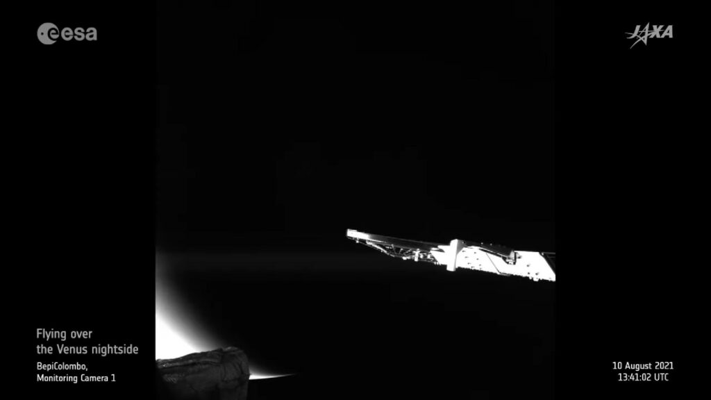 Passage de BepiCombo à proximité de Vénus. Ici pointé vers la face nocturne, mais on voit la face ensoleillée se profiler. // Source : ESA/Jaxa
