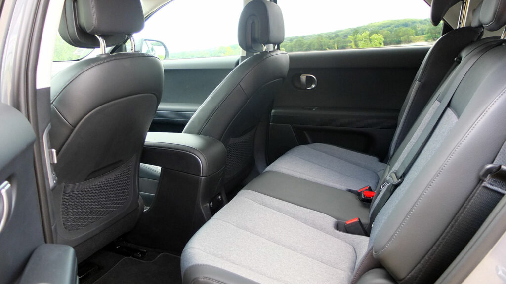 Espace arrière Hyundai IONIQ 5 // Source : Raphaelle Baut pour Numerama Espace arrière Hyundai IONIQ 5 // Source : Raphaelle Baut pour Numerama
