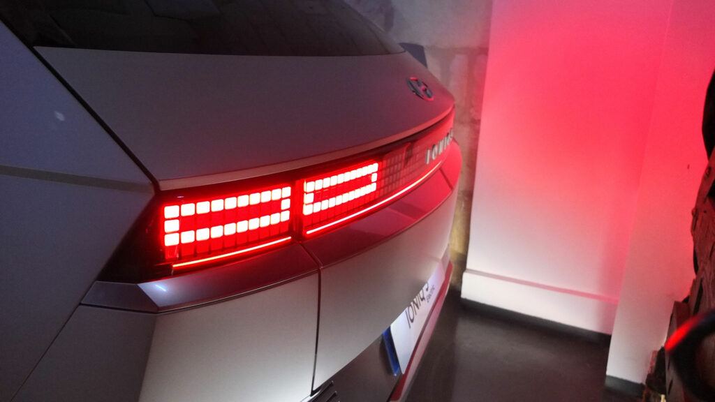 Feux pixels du Hyundai IONIQ 5 // Source : Raphaelle Baut pour Numerama Feux pixels du Hyundai IONIQ 5 // Source : Raphaelle Baut pour Numerama