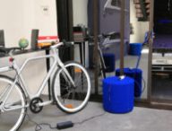 IONIQ 5 et prise V2L chargeant un Angell bike // Source : Raphaelle Baut pour Numerama