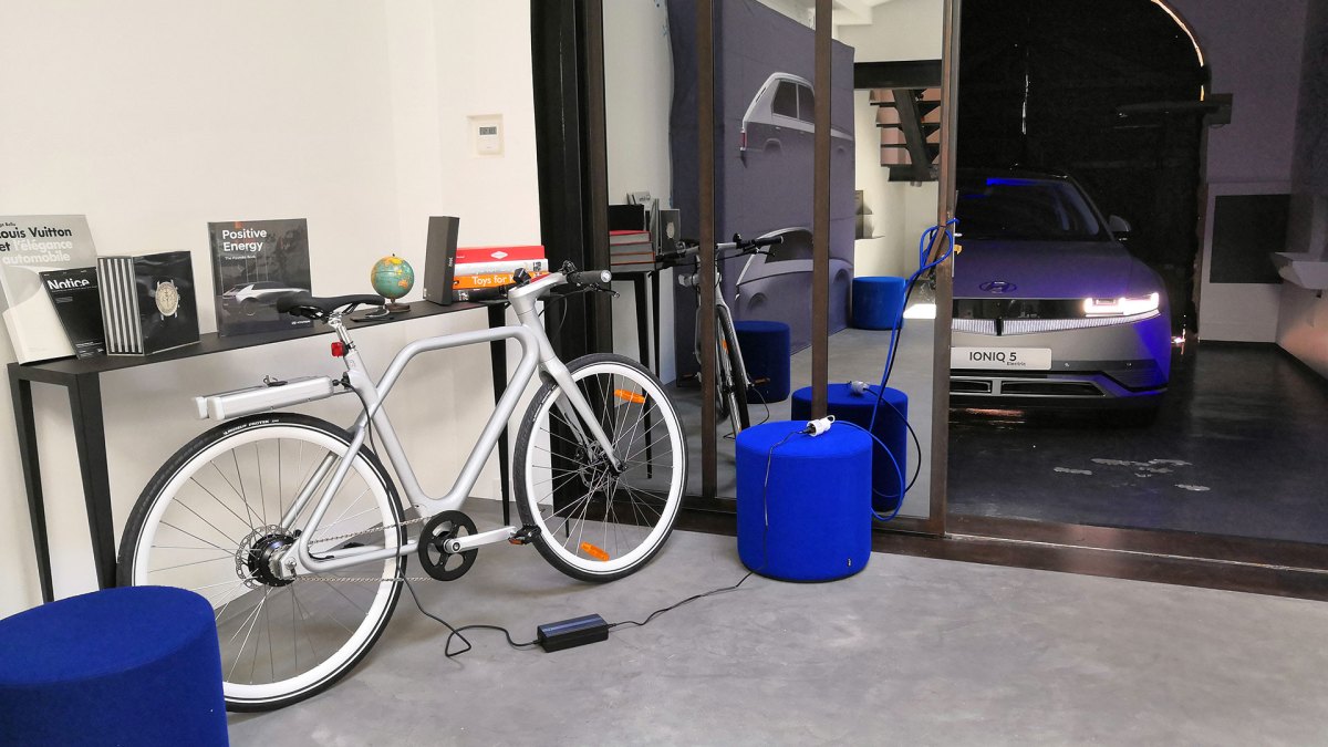 IONIQ 5 et prise V2L chargeant un Angell bike // Source : Raphaelle Baut pour Numerama