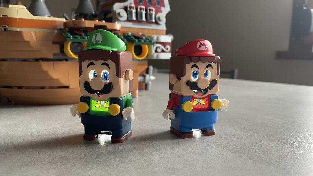 Les figurines Lego Luigi et Mario