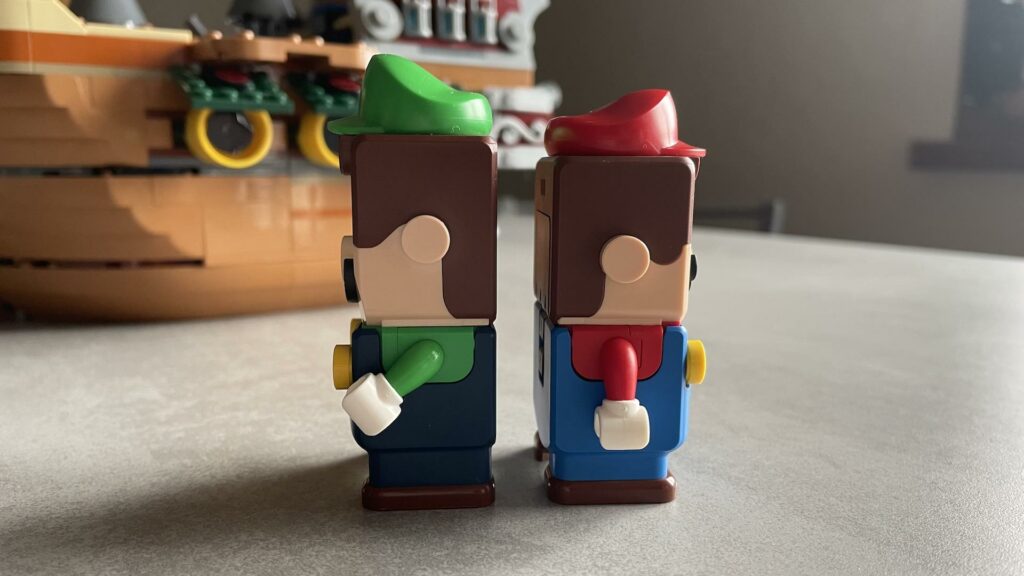 Les figurines Lego Luigi et Mario // Source : Maxime Claudel pour Numerama