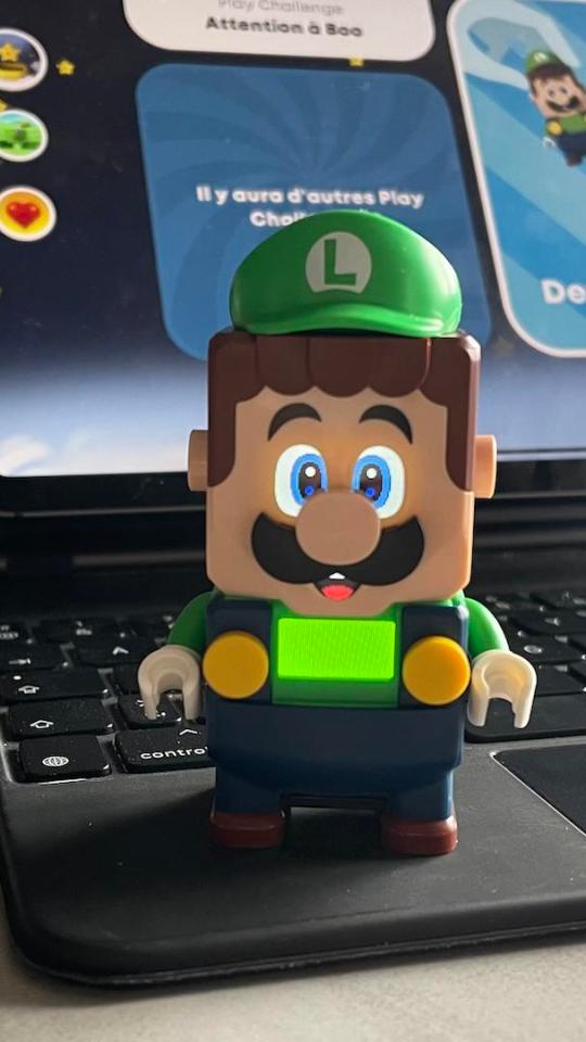 La figurine Lego Luigi // Source : Maxime Claudel pour Numerama