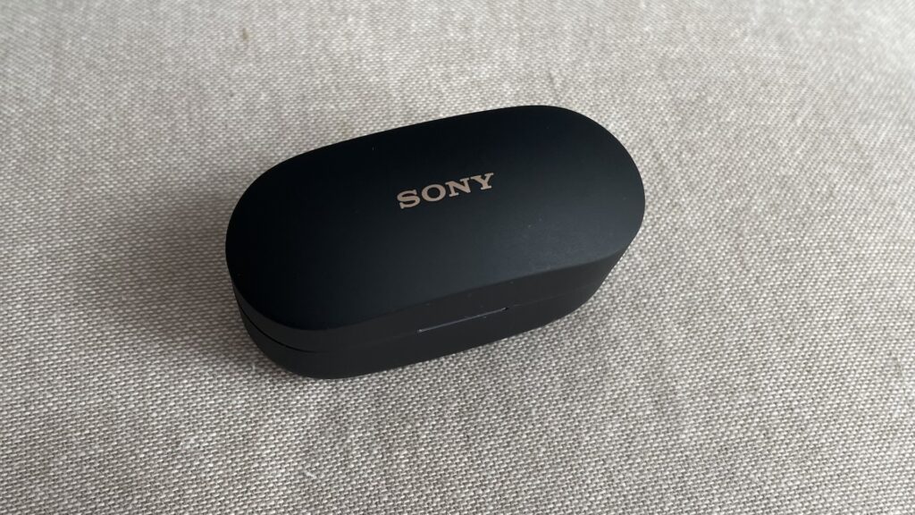 Boîtier des écouteurs Sony WF-1000XM4 // Source : Maxime Claudel pour Numerama