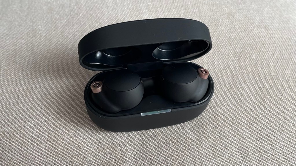 Les écouteurs Sony WF-1000XM4 dans leur boîtier // Source : Maxime Claudel pour Numerama Les écouteurs Sony WF-1000XM4 dans leur boîtier // Source : Maxime Claudel pour Numerama