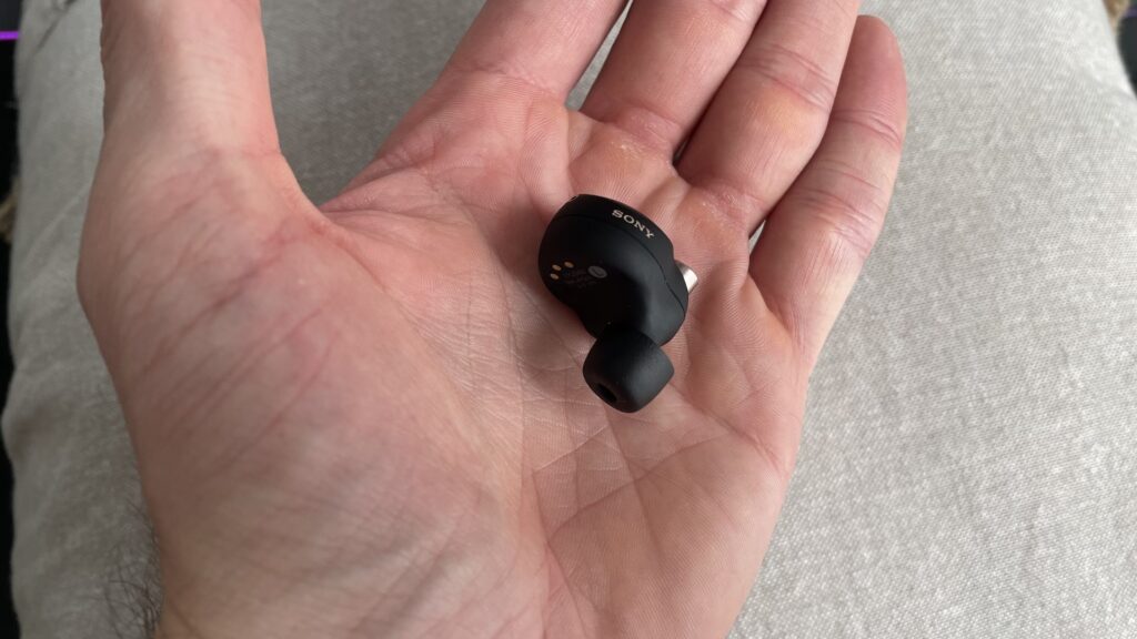 A Sony WF-1000XM4 earphone // Source: Maxime Claudel for Numerama