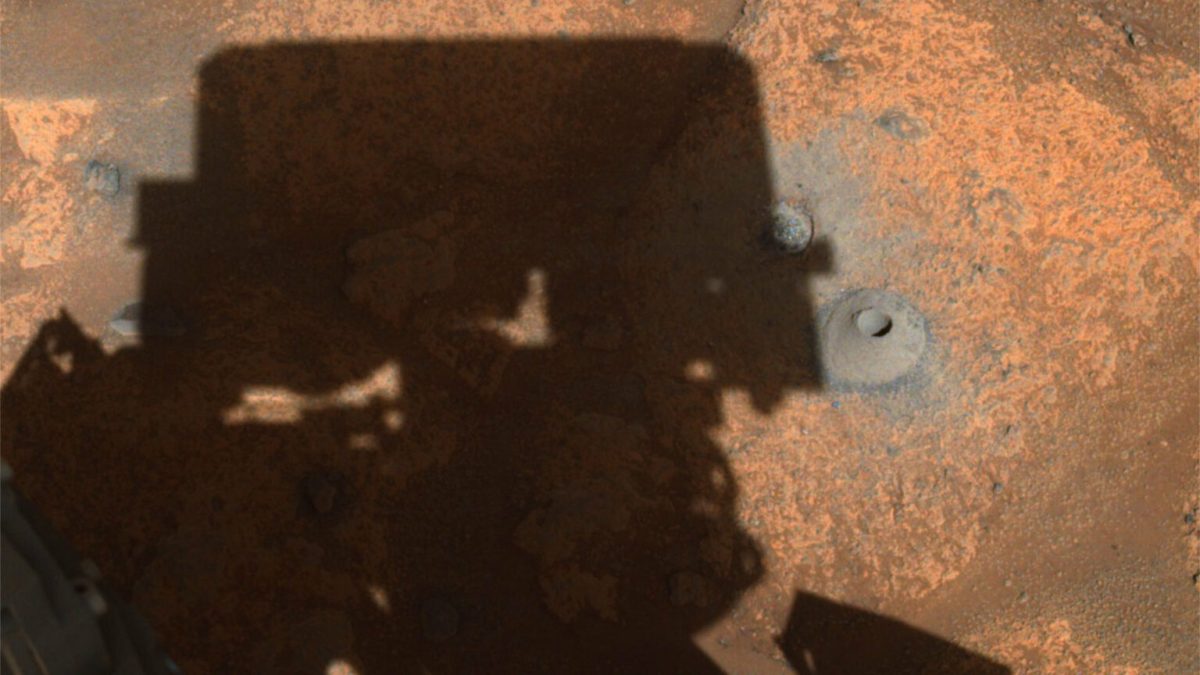 Le trou creusé par le rover (photo recadrée) // Source : NASA/JPL-Caltech