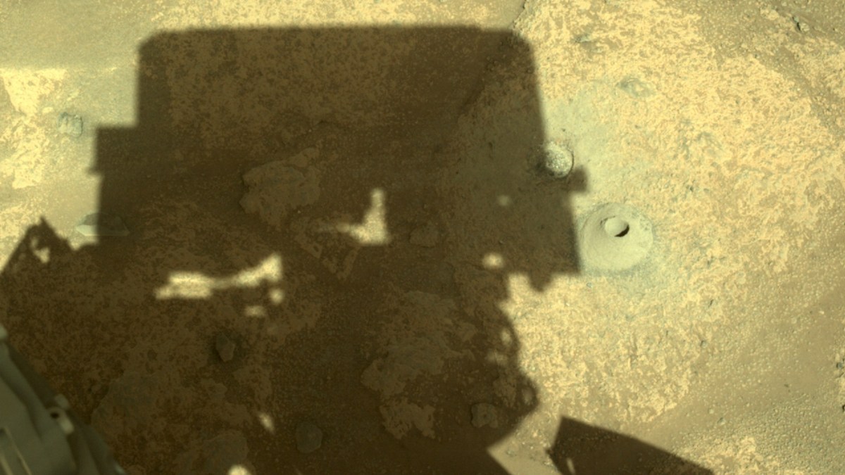 L'ombre de Perseverance et son premier forage sur Mars. // Source : NASA/JPL-Caltech (photo recadrée)