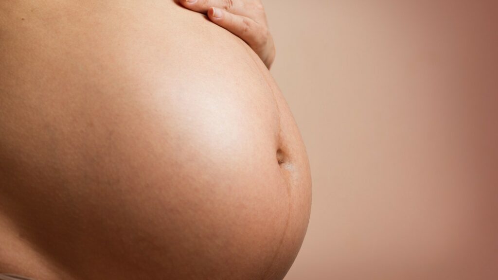 Une personne enceinte. // Source : Pexels