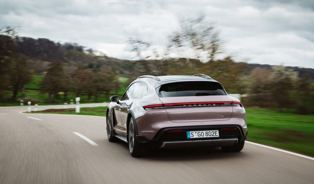 Porsche Taycan Cross Turismo sur route // Source : Porsche France Porsche Taycan Cross Turismo sur route // Source : Porsche France