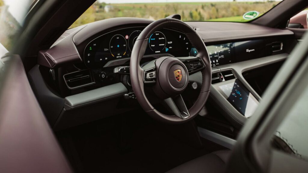 Intérieur Taycan Cross Turismo - Mûre & Gris // Source : Porsche France Intérieur Taycan Cross Turismo - Mûre & Gris // Source : Porsche France