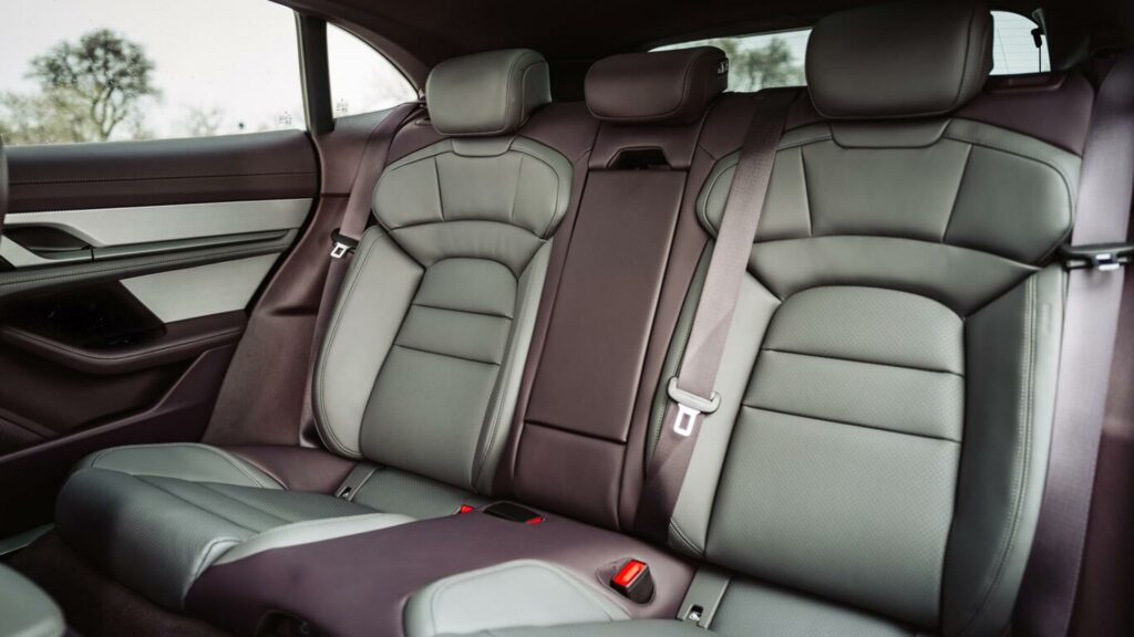 Intérieur Taycan Cross Turismo - Mûre & Gris // Source : Porsche France Intérieur Taycan Cross Turismo - Mûre & Gris // Source : Porsche France
