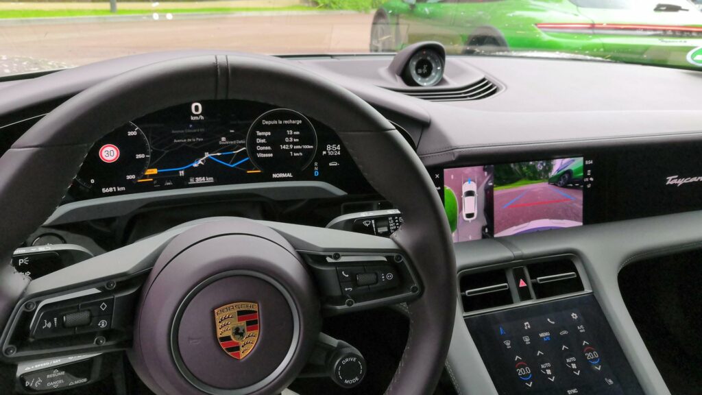 Au volant du Porsche Taycan Cross Turismo // Source : Raphaelle Baut pour Numerama