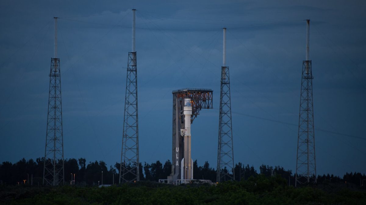 Le lanceur Atlas V sur son pas de tir. // Source : Flickr/CC/NASA/Aubrey Gemignani (photo recadrée)