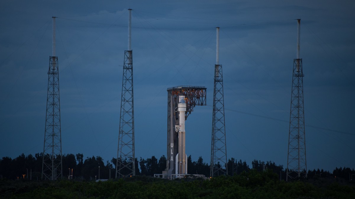 Le lanceur Atlas V sur son pas de tir. // Source : Flickr/CC/NASA/Aubrey Gemignani (photo recadrée)