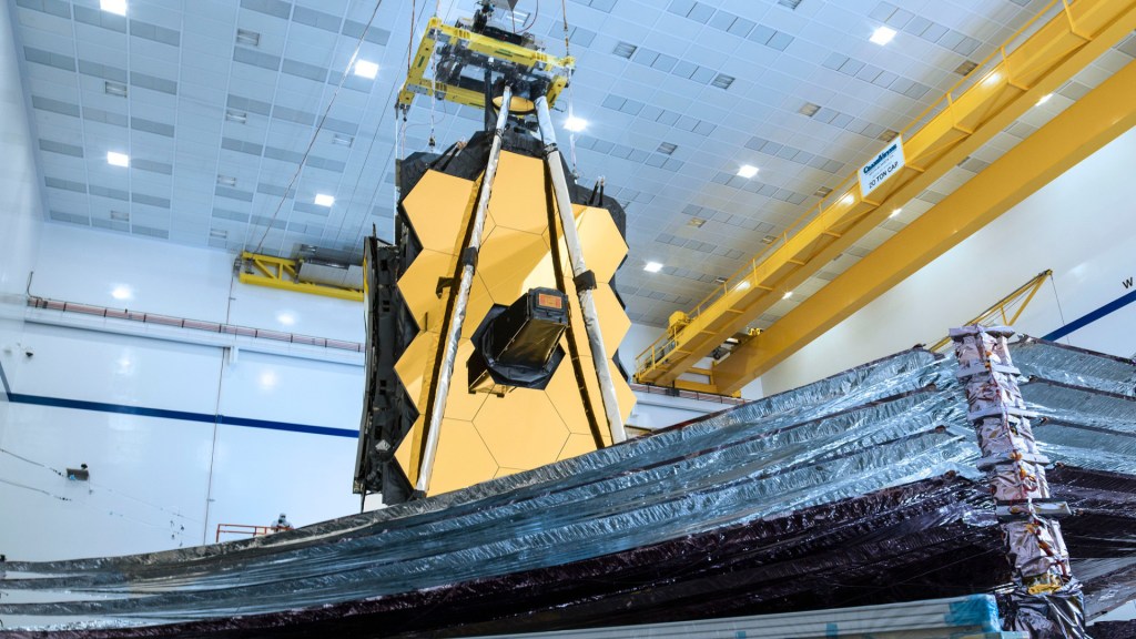 Le télescope James-Webb en phase de test. // Source : Flickr/CC/NASA/Chris Gunn (image recadrée)