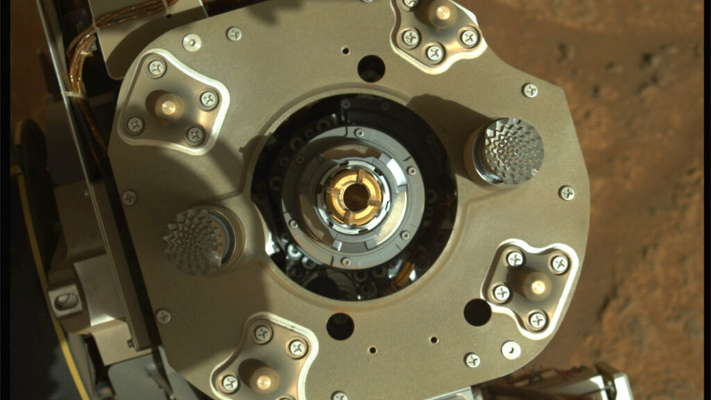 Le tube récupéré par le rover (photo recadrée) // Source : NASA/JPL-Caltech