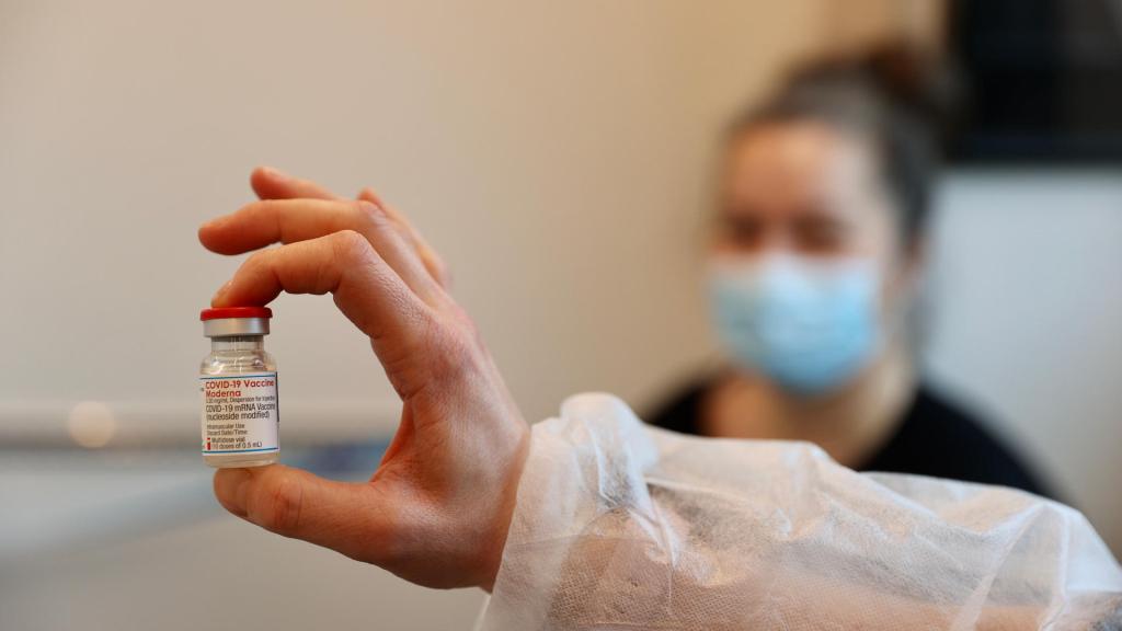 Flacon de vaccin Moderna. // Source : Flickr/CC/Département des Yvelines (photo recadrée)