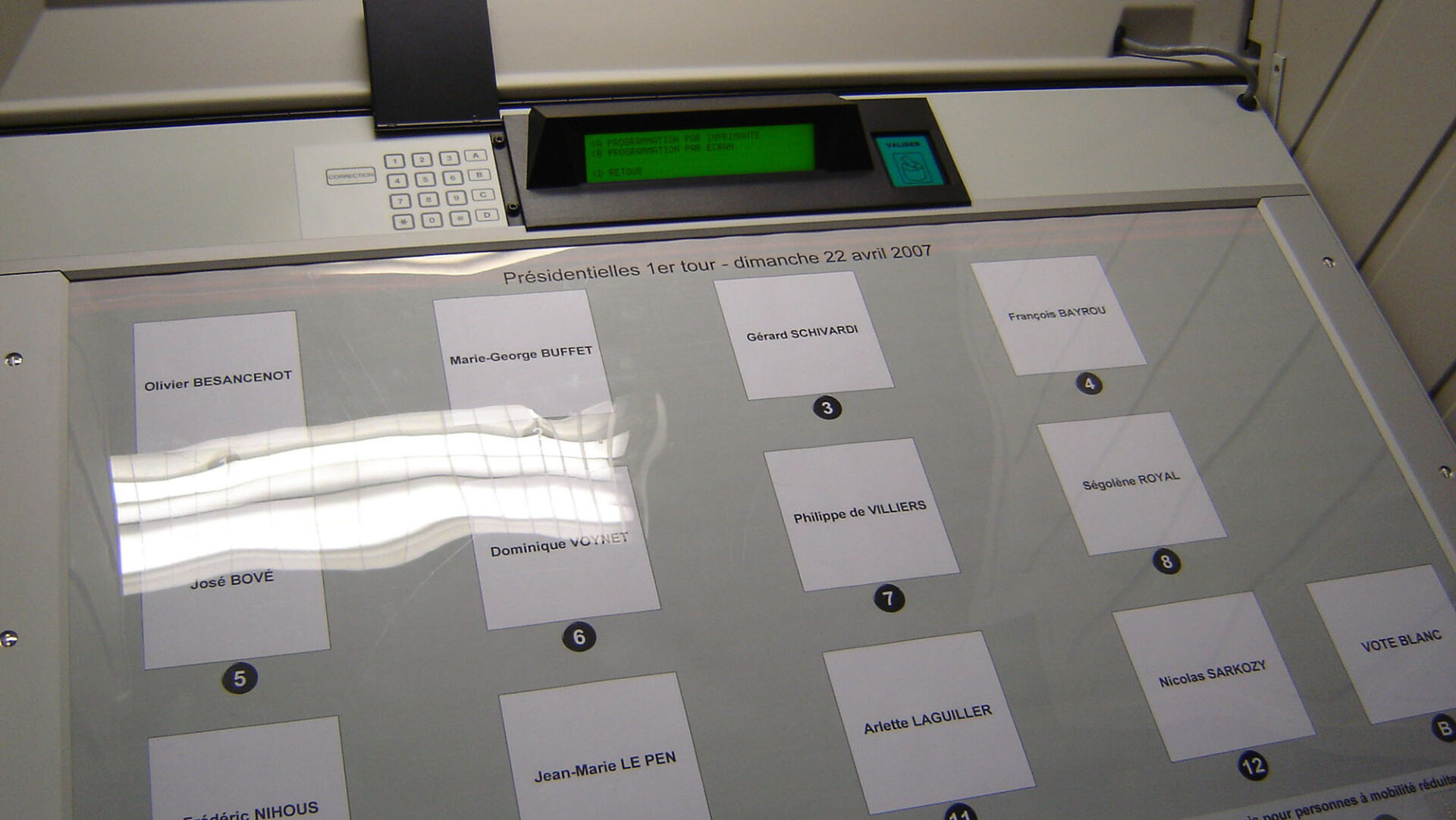 Des machines à voter. // Source : François et fier de l'Être