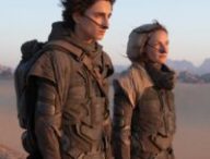 Paul et dame Jessica portant le distille dans le désert d'Arrakis. // Source : Warner