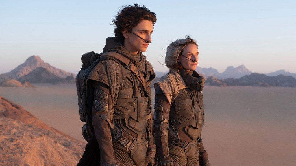 Paul et dame Jessica portant le distille dans le désert d'Arrakis. // Source : Warner Paul et dame Jessica portant le distille dans le désert d'Arrakis. // Source : Warner