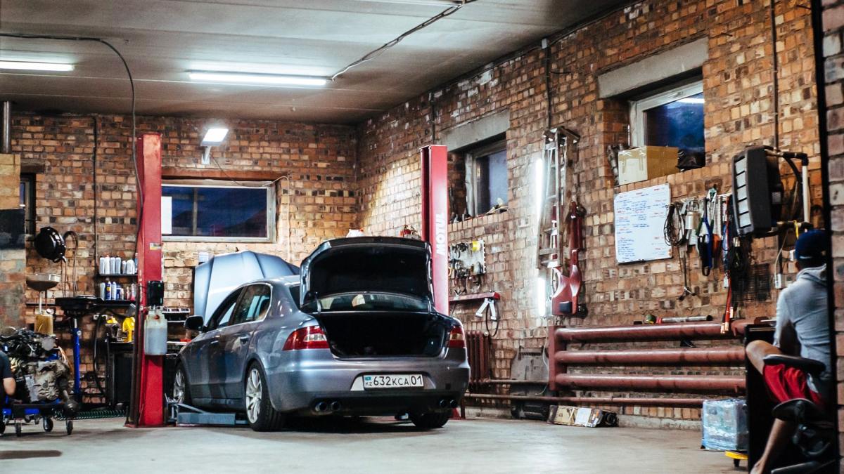 Une voiture dans un garage pour réparation