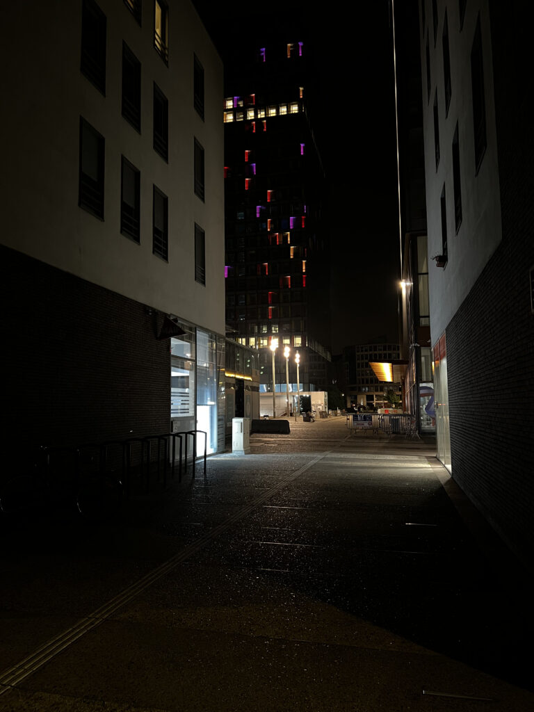 L'iPhone 13 Pro en mode Nuit avec le style Contraste intense // Source : Numerama L'iPhone 13 Pro en mode Nuit avec le style Contraste intense // Source : Numerama