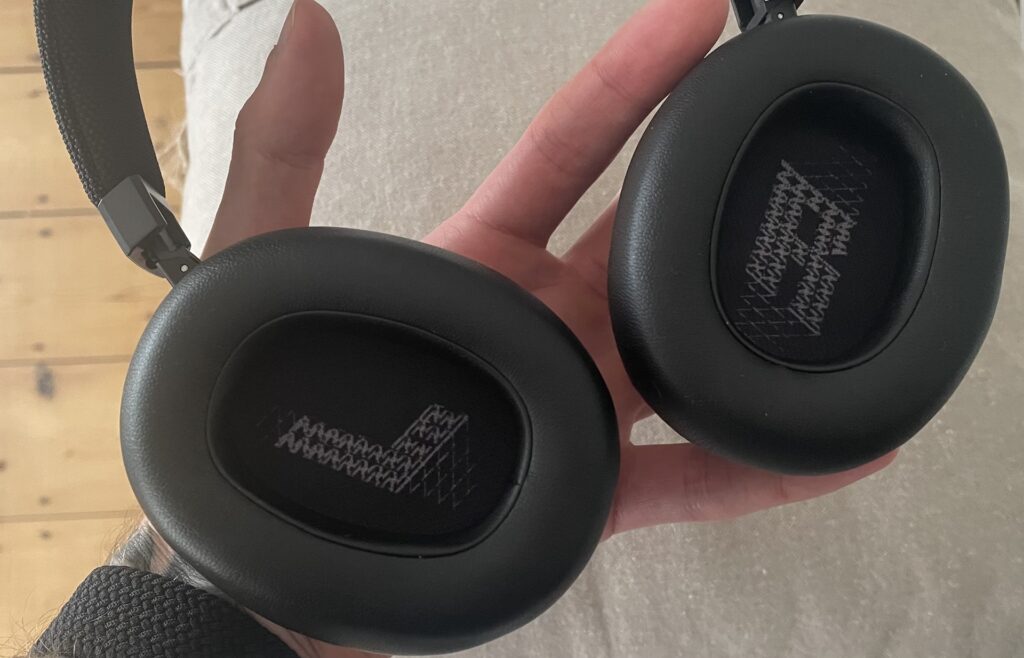 Les oreillettes du casque JBL Live 660NC // Source : Maxime Claudel pour Numerama Les oreillettes du casque JBL Live 660NC // Source : Maxime Claudel pour Numerama