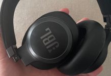 Le casque JBL Live 660NC replié // Source : Maxime Claudel pour Numerama