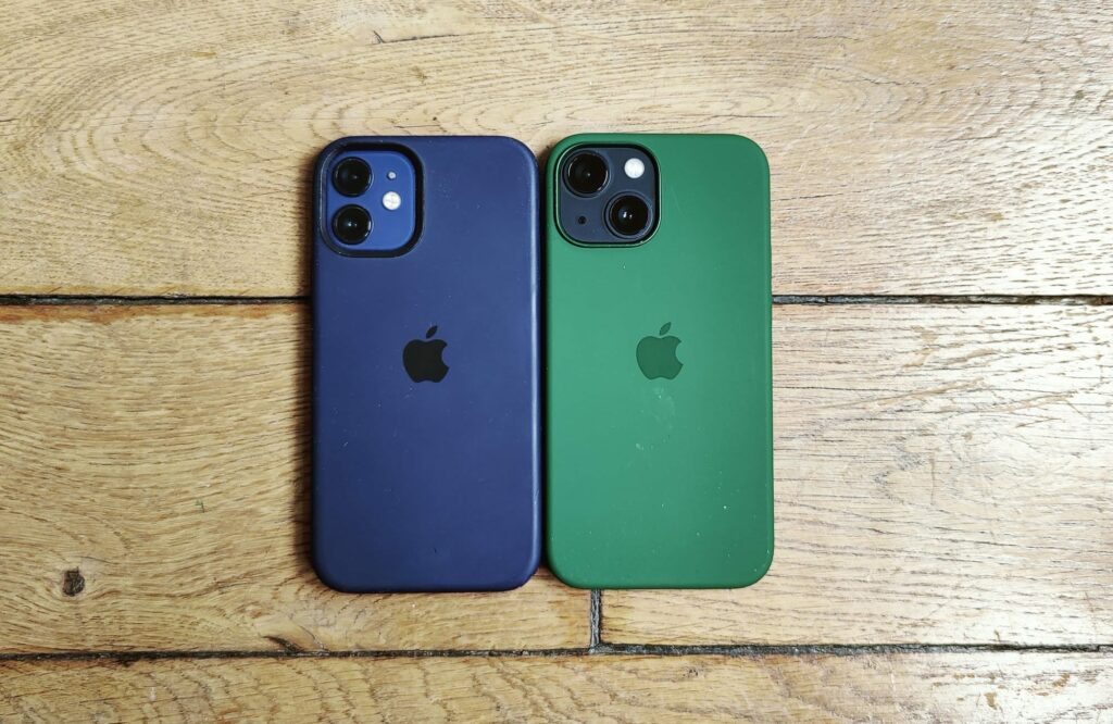 L'iPhone 12 mini (gauche) et l'iPhone 13 mini (droite) avec ses objectifs à la diagonale // Source : Numerama/MT