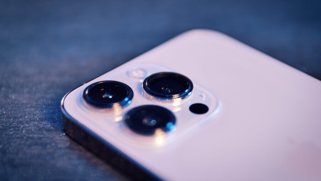 Le trio de caméras de l'iPhone 13 Pro sera-t-il de plus en plus utilisé par les pros ? // Source : Louise Audry pour Numerama